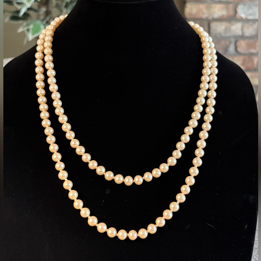 Les Bernard Hand Knotted 52 Inch Faux Pearl Signed Necklace 25$
